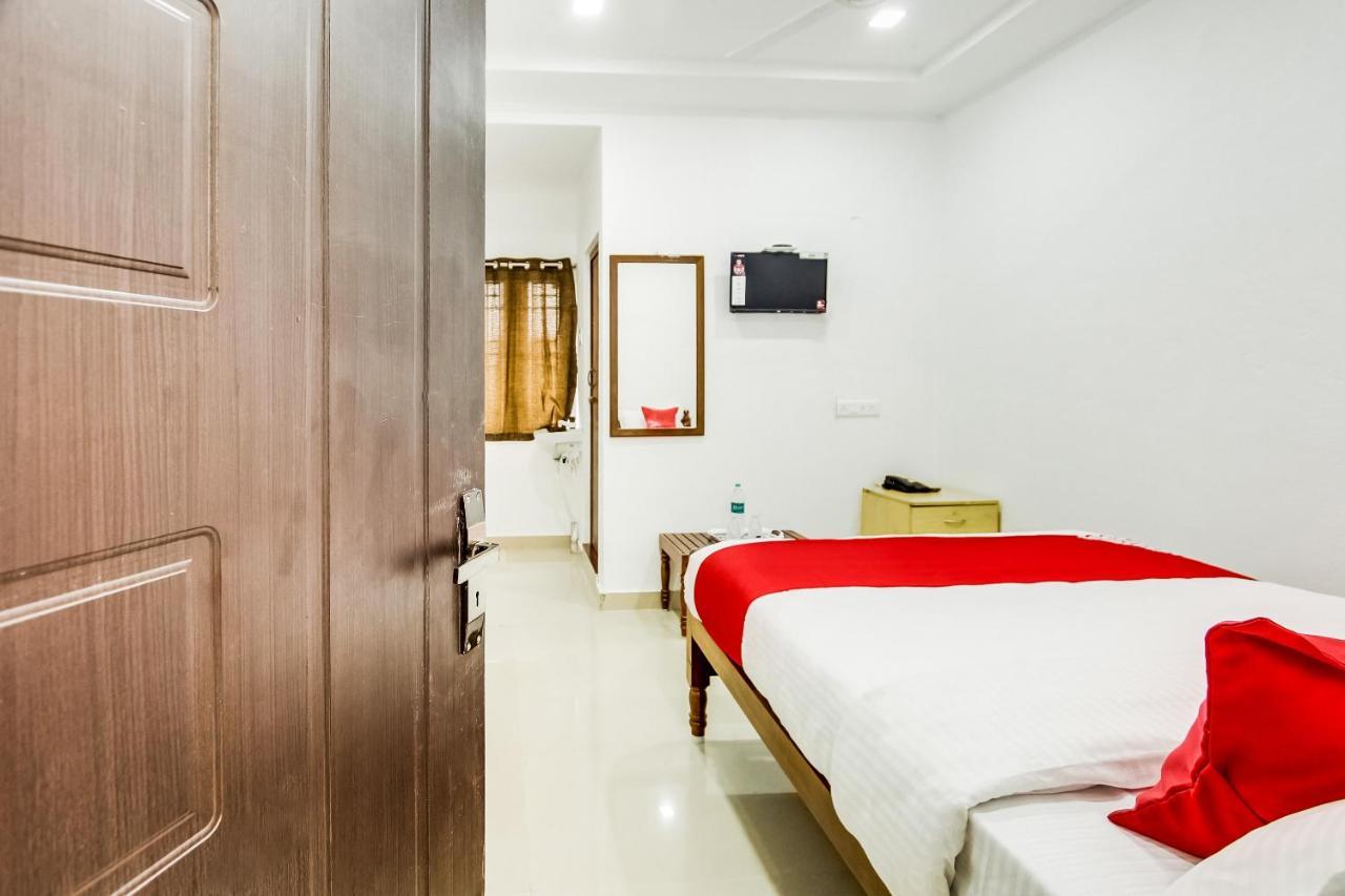 Oyo 70841 Hotel Anjali Residency Velur Exterior photo